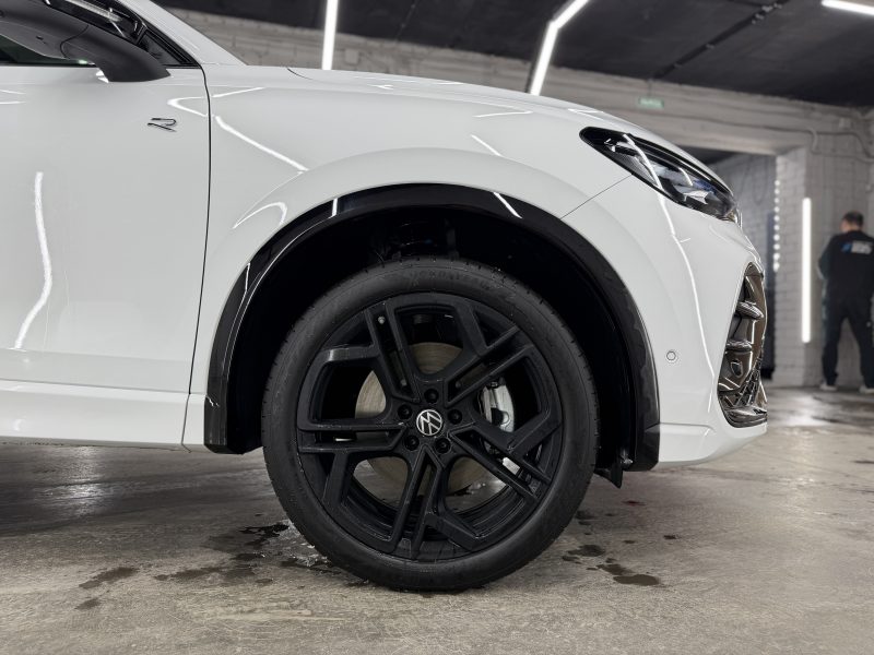 Volkswagen Tiguan III, 2025 г.в., L Pro 2.0 AMT (220 л.с.) 4WD R-Line Premium.