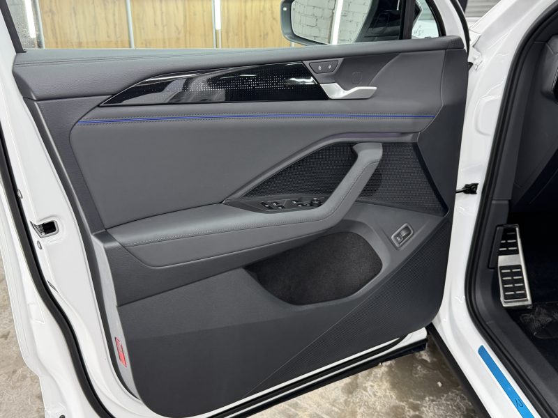 Volkswagen Tiguan III, 2025 г.в., L Pro 2.0 AMT (220 л.с.) 4WD R-Line Premium.