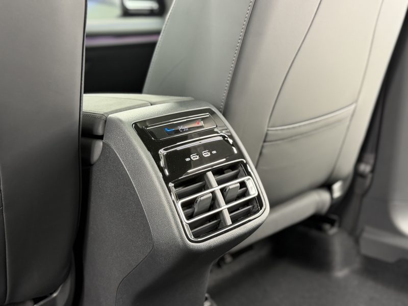 Volkswagen Tiguan III, 2025 г.в., L Pro 2.0 AMT (220 л.с.) 4WD R-Line Premium.