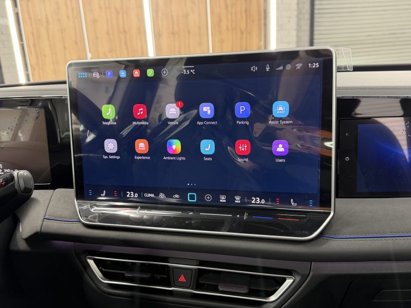 Volkswagen Tiguan III, 2025 г.в., L Pro 2.0 AMT (220 л.с.) 4WD R-Line Premium.