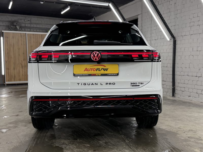 Volkswagen Tiguan III, 2025 г.в., L Pro 2.0 AMT (220 л.с.) 4WD R-Line Premium.
