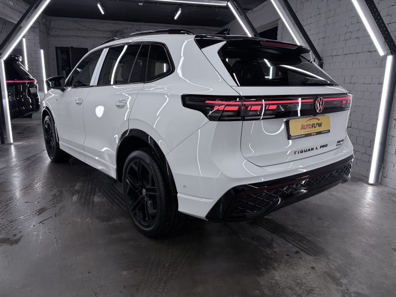 Volkswagen Tiguan III, 2025 г.в., L Pro 2.0 AMT (220 л.с.) 4WD R-Line Premium.