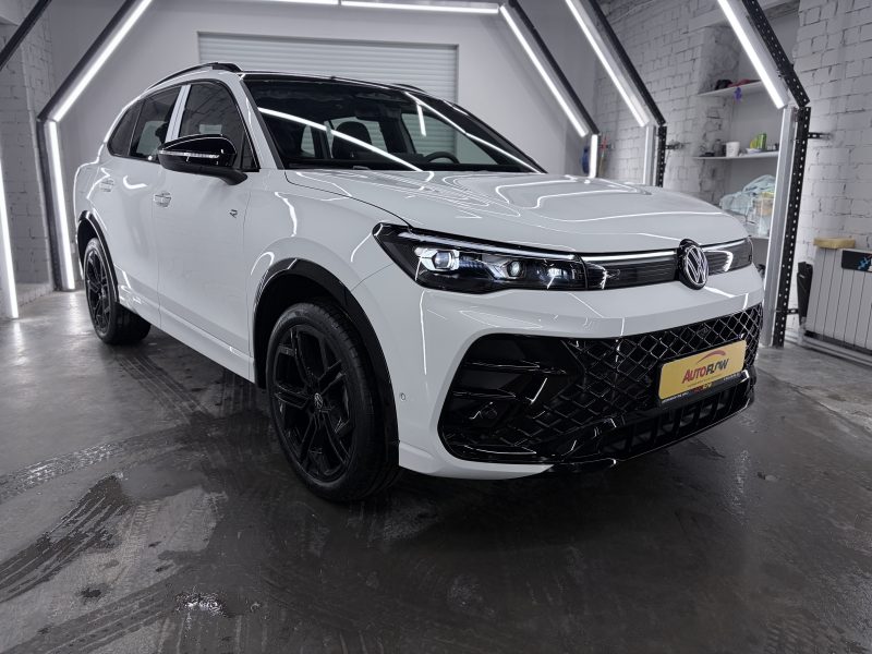 Volkswagen Tiguan III, 2025 г.в., L Pro 2.0 AMT (220 л.с.) 4WD R-Line Premium.