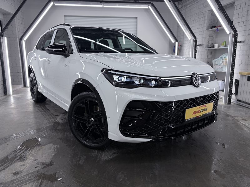 Volkswagen Tiguan III, 2025 г.в., L Pro 2.0 AMT (220 л.с.) 4WD R-Line Premium.